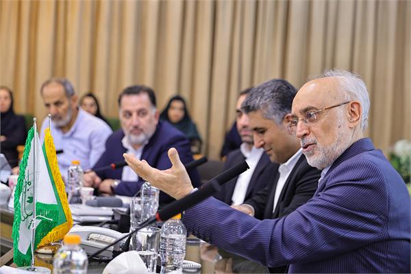 کاری که شما در کانون زبان ایران انجام می‌دهید جز با عشق نمی‌شود