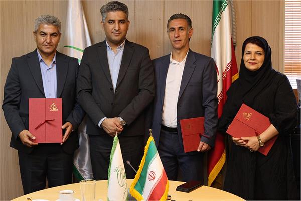 از همکاران بازنشسته کانون زبان ایران تجلیل شد