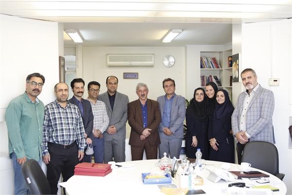 تجلیل رئیس کانون زبان ایران از کارکنان بخش روابط عمومی و امور بین‌الملل