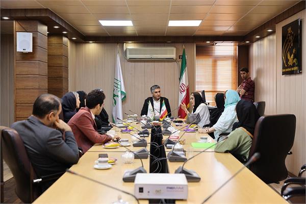 جلسۀ هم‌اندیشی رییس کانون زبان ایران با جمعی از مدرسان