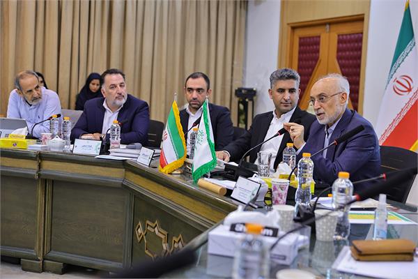 کاری که شما در کانون زبان ایران انجام می‌دهید جز با عشق نمی‌شود