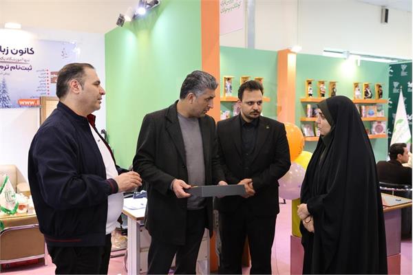 رییس کانون زبان ایران از جشنوارۀ ملی اسباب بازی بازدید کرد
