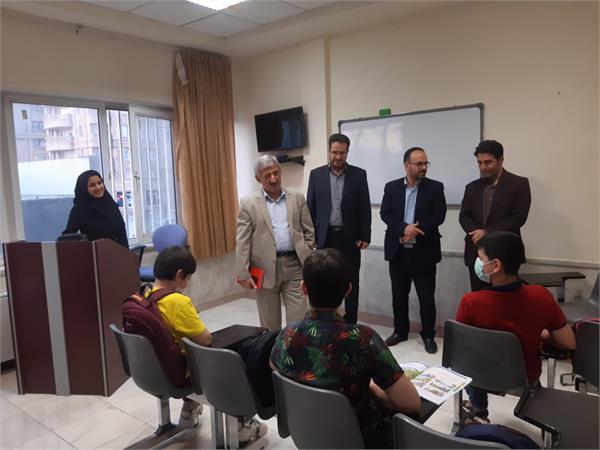 رییس کانون زبان در سفری به استان کرمانشاه سرزده از کلاس‌های درس بازدید کرد
