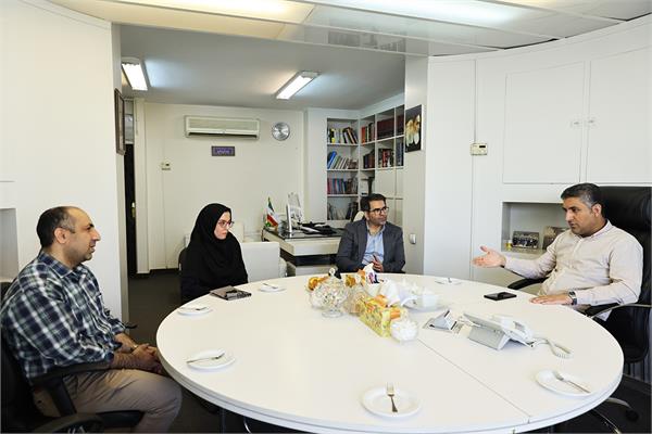تجلیل رییس کانون زبان ایران از همکاران روابط عمومی