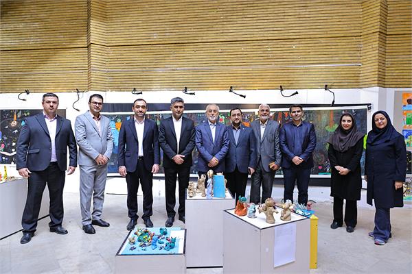 کاری که شما در کانون زبان ایران انجام می‌دهید جز با عشق نمی‌شود