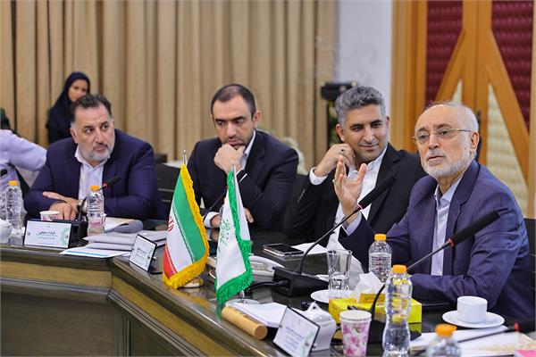 کاری که شما در کانون زبان ایران انجام می‌دهید جز با عشق نمی‌شود