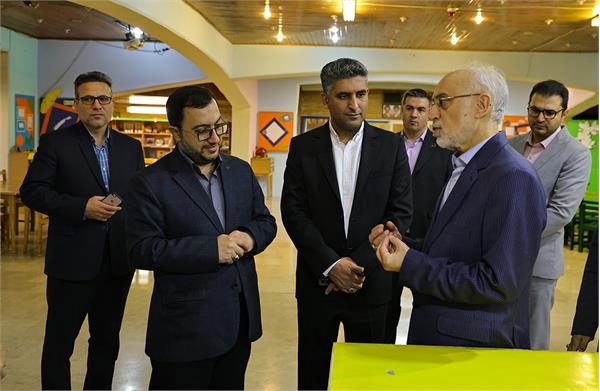 کاری که شما در کانون زبان ایران انجام می‌دهید جز با عشق نمی‌شود